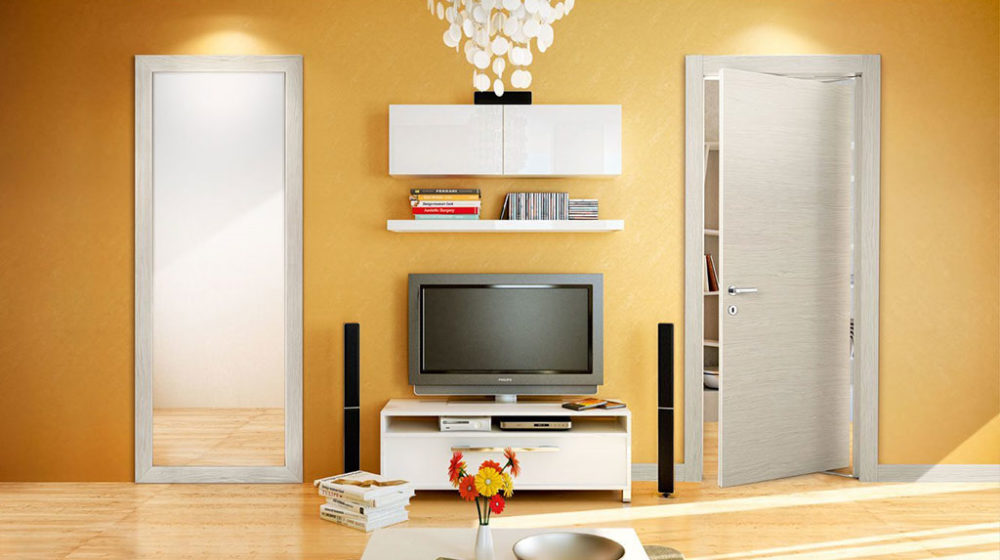 Vista frontale porte pivato installate in appartamento giallo