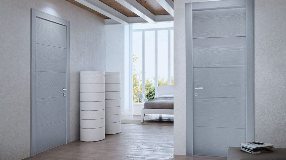 Appartamento grigio con porte pivato