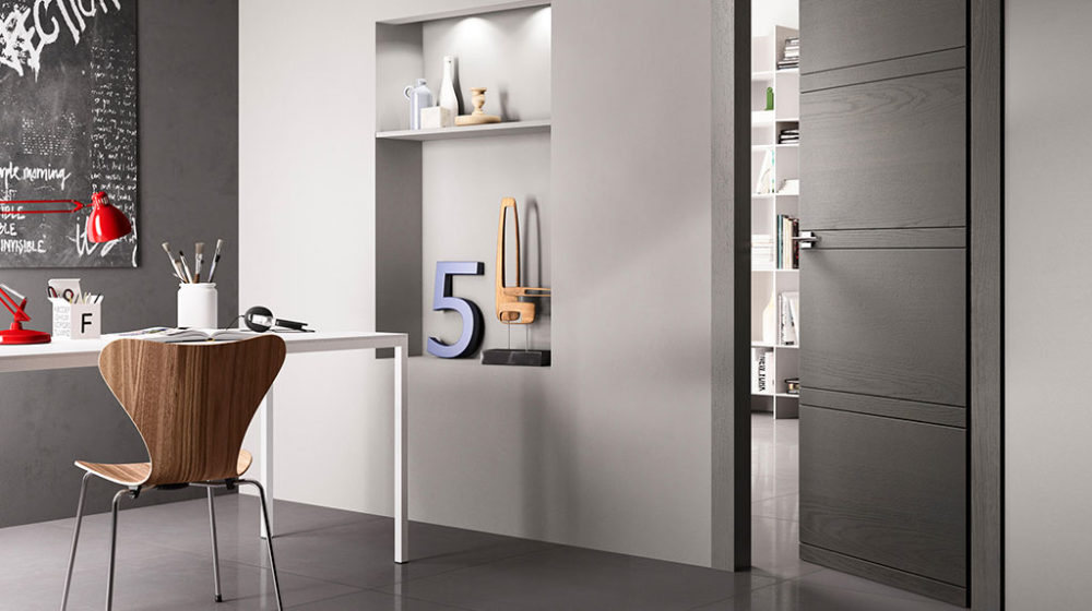 Stanza da letto grigia con porte ferrero