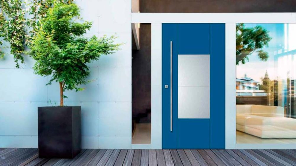 Facciata villa con porta blu